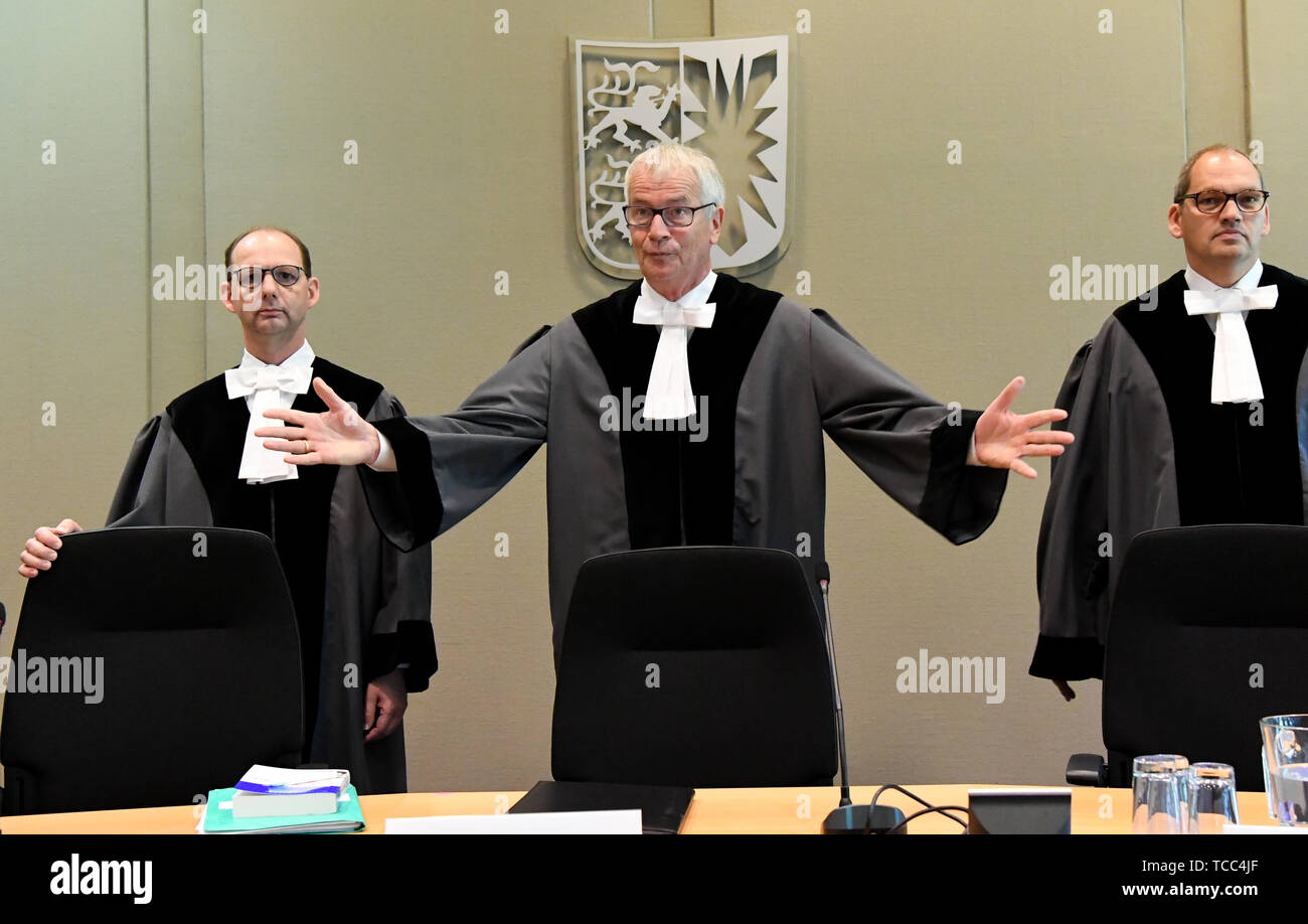 Schleswig, Germania. 07Th Giugno, 2019. Felix Welti, Bernhard Flor e Christoph Brüning, giudici presso la Corte costituzionale, aprire l'audizione. La corte è ascoltare il reclamo dell'ex stato AfD presidenti dei Sayn-Wittgenstein contro la loro esclusione dal file AfD parlamento statale fazione di Schleswig-Holstein. Un verdetto non è atteso per diversi mesi. Credito: Carsten Rehder/dpa/Alamy Live News Foto Stock