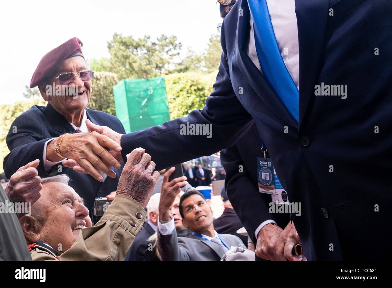 Colleville Sur Mer, Francia. Il 6 giugno, 2019. Stati Uniti Presidente Donald Trump saluta la Seconda Guerra Mondiale Veterani durante una cerimonia di commemorazione che segna il settantacinquesimo D-Giorno Anniversario in Normandia Cimitero e memoriale americano a Giugno 6, 2019 in Colleville-sur-Mer, Francia. Migliaia di persone sono confluite in Normandia per commemorare il settantacinquesimo anniversario della Operazione Overlord, la seconda guerra mondiale invasione Alleata comunemente noto come D-Day. Credito: Planetpix/Alamy Live News Foto Stock