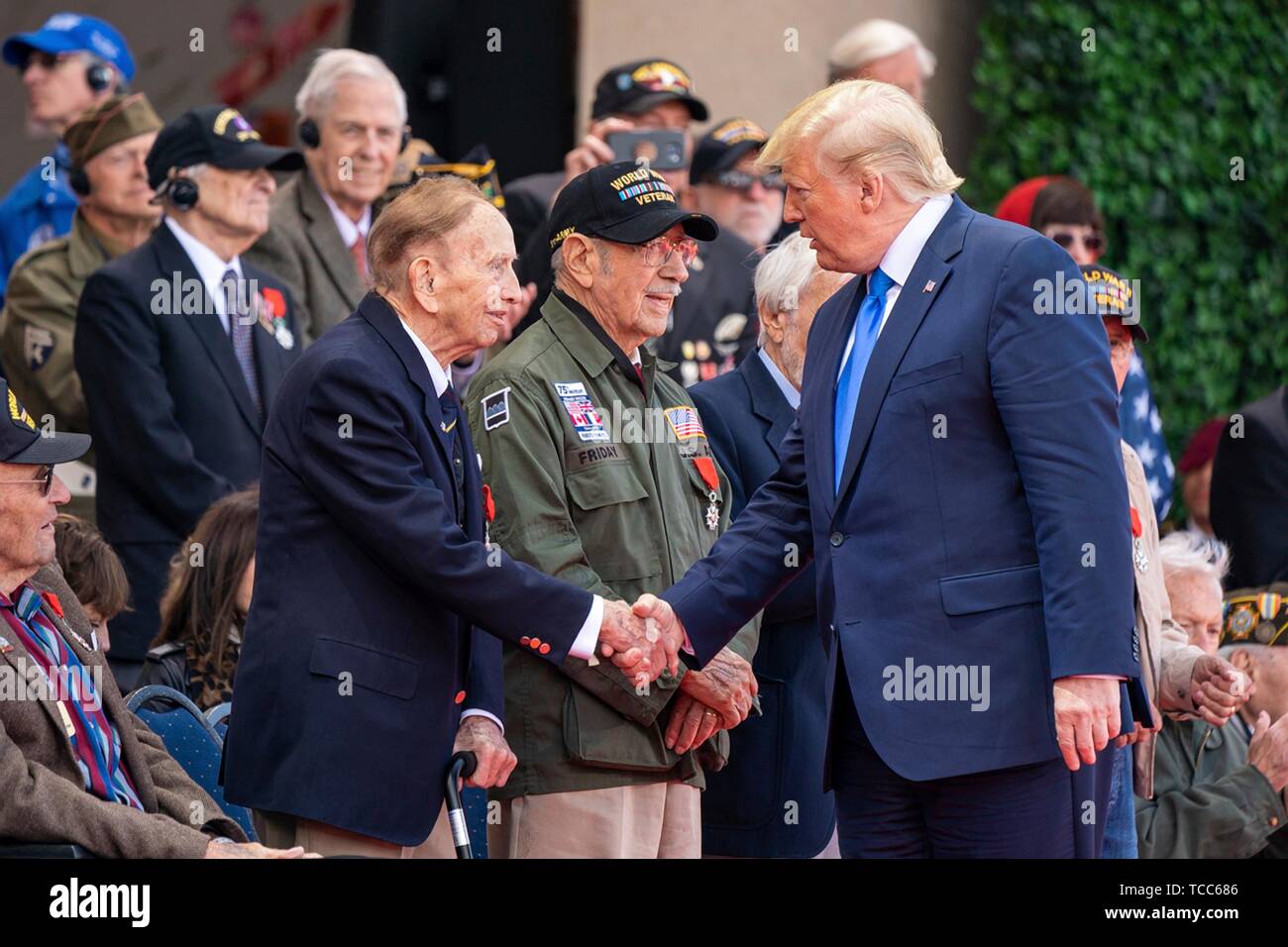 Colleville Sur Mer, Francia. Il 6 giugno, 2019. Stati Uniti Presidente Donald Trump saluta la Seconda Guerra Mondiale Veterani durante una cerimonia di commemorazione che segna il settantacinquesimo D-Giorno Anniversario in Normandia Cimitero e memoriale americano a Giugno 6, 2019 in Colleville-sur-Mer, Francia. Migliaia di persone sono confluite in Normandia per commemorare il settantacinquesimo anniversario della Operazione Overlord, la seconda guerra mondiale invasione Alleata comunemente noto come D-Day. Credito: Planetpix/Alamy Live News Foto Stock