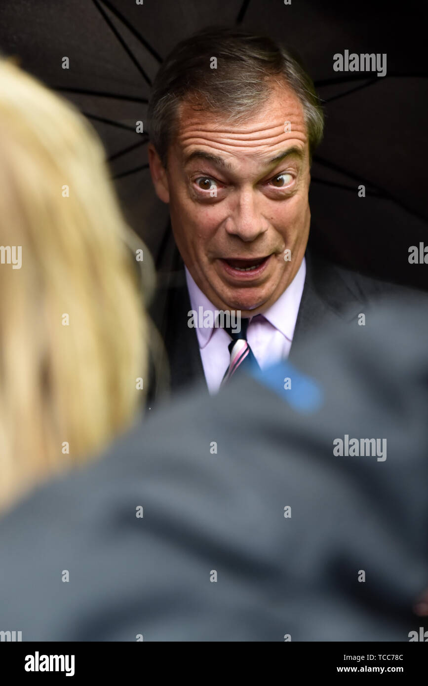 A Downing Street, Londra, Regno Unito. Il 7 giugno 2019. Il Brexit Party leader Nigel Farage al di fuori di Downing Street dopo la consegna di una lettera chiedendo una sede presso la Ue negoziati. Credito: Matteo Chattle/Alamy Live News Foto Stock