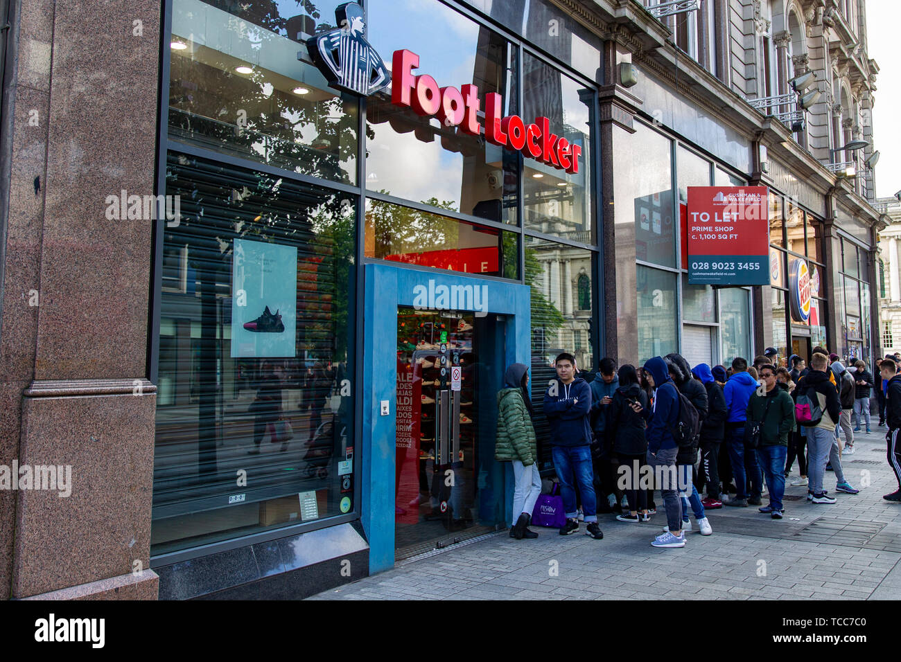 Donegall Place, Belfast, Regno Unito il 7 giugno 2019. una coda di grandi dimensioni si raccoglie al di fuori del Foot Locker store in Belfast City Centre dove il Boost Yeezy 350 V2 è andato sulla vendita a 9:00am questa mattina Credito: Bonzo Alamy/Live News Foto Stock