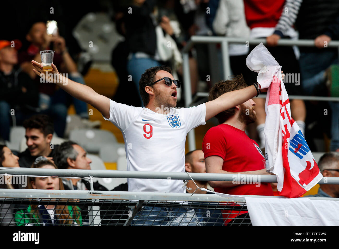 Guimaraes, Portogallo. Il 6 giugno, 2019. Un Inghilterra ventola prima che la UEFA Nazioni League Semi Final match tra Paesi Bassi e Inghilterra a Estadio D. Afonso Henriques sul 6 giugno 2019 a Guimaraes, Portogallo. (Foto di Daniel Chesterton/phcimages.com) Credit: Immagini di PHC/Alamy Live News Foto Stock
