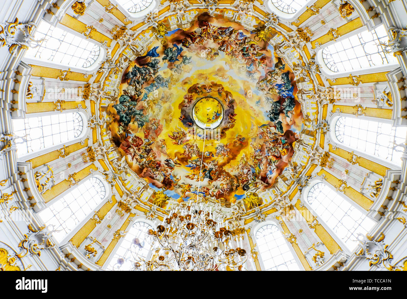 Affreschi colorati sul soffitto a cupola di Ettal Abbey (Kloster Ettal), un monastero benedettino nel villaggio di Ettal, Baviera, Germania. Foto Stock