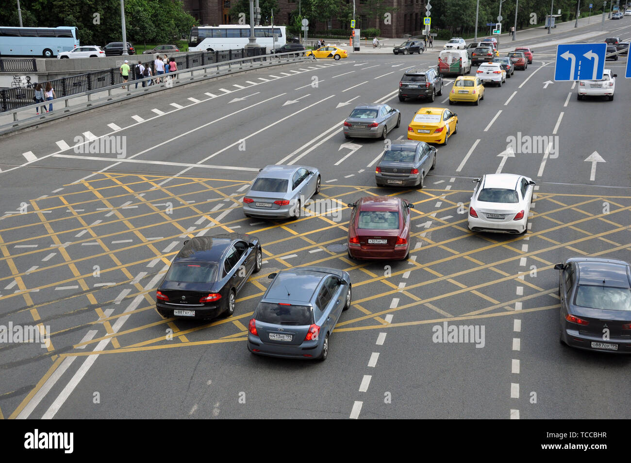 Mosca, Russia - 2 Giugno 2019: nnessuna parcheggio giallo Zona Croce segno sulla strada, asfalto. scatola di giunzione. Foto Stock