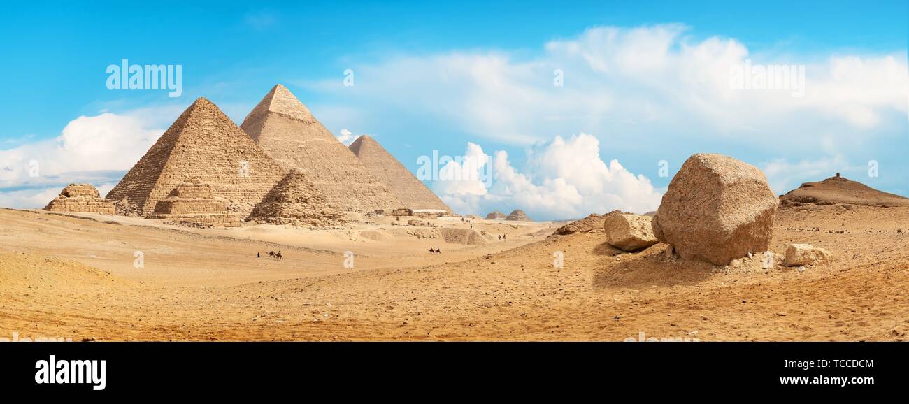 Piramidi di Giza nel deserto di giorno. Foto Stock