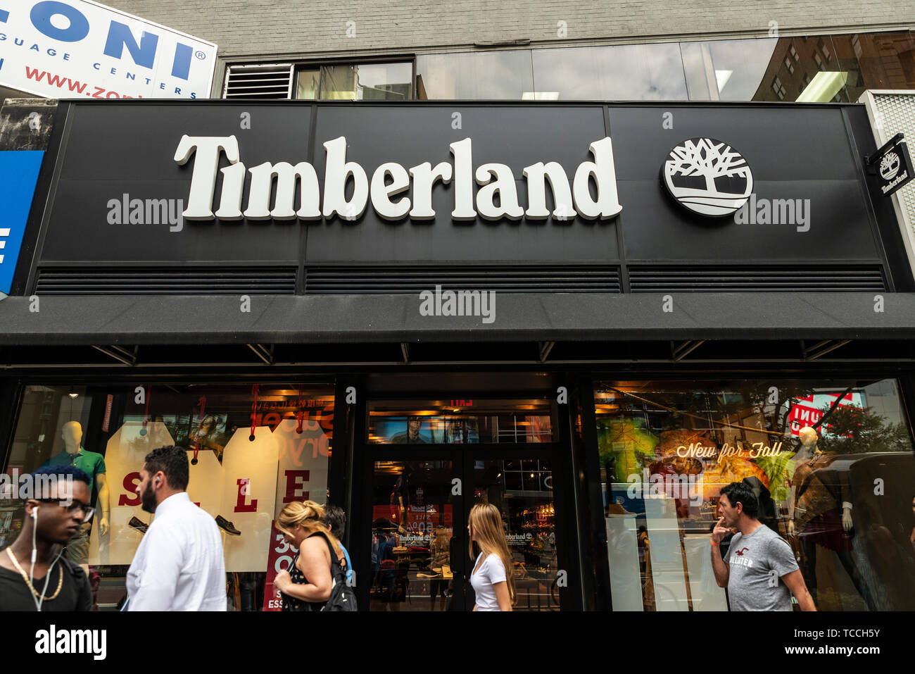 La città di New York, Stati Uniti d'America - 31 Luglio 2018: Timberland shop, negozio specializzato in stivali e scarpe, abbigliamento e accessori, con le persone intorno a Manhattan, New Y Foto Stock