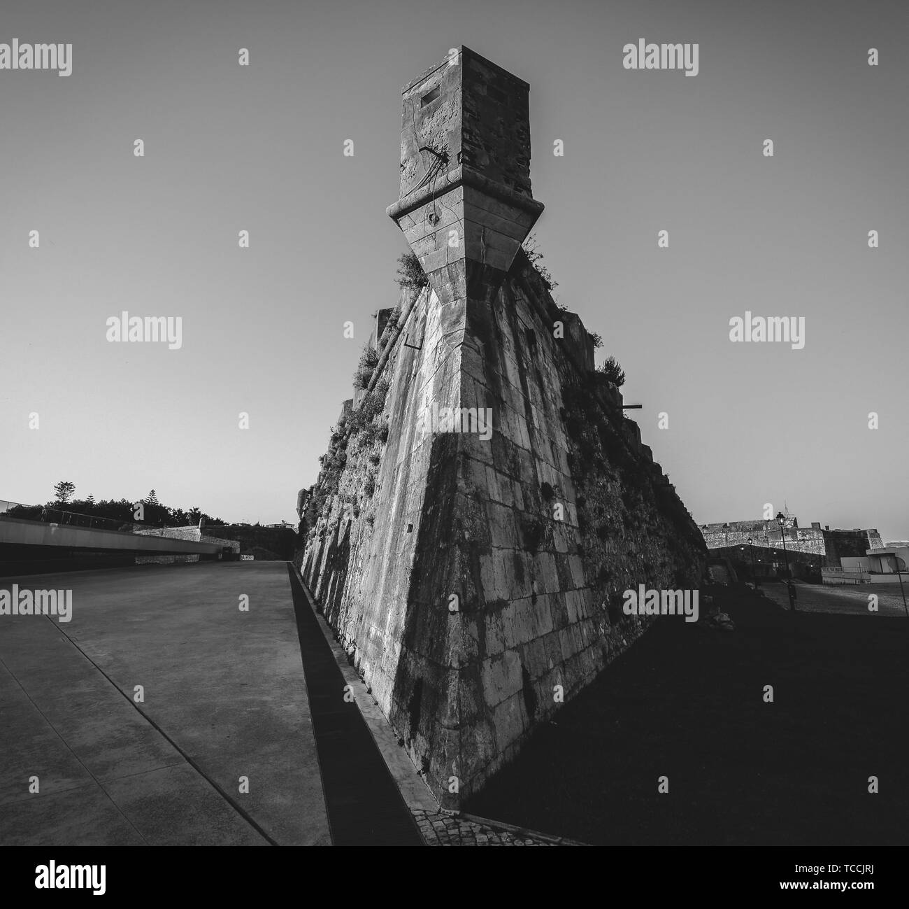 Ampio angolo angolo della torre a Cittadella di Cascais, fortezza a Cascais, Portogallo. Ottimo per la copertina di un libro con lo spazio di copia Foto Stock