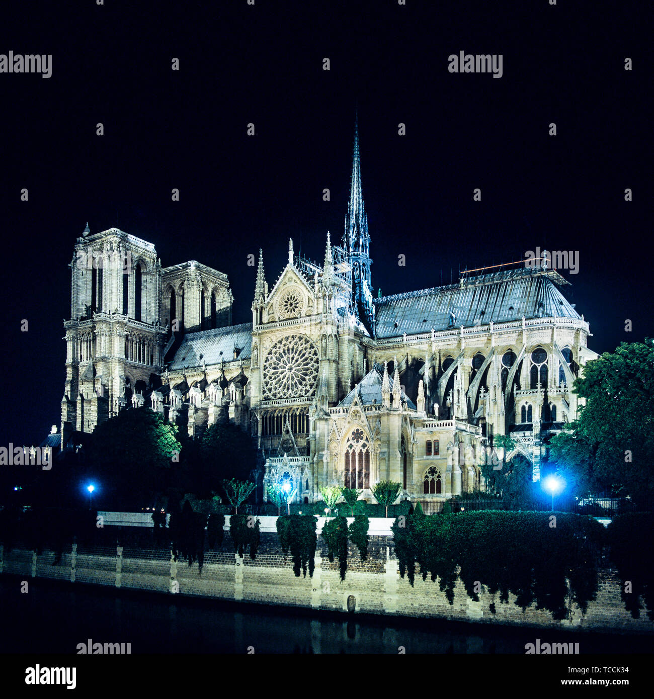 La cattedrale di Notre Dame di Parigi di notte prima che il fuoco del 15 aprile 2019, illuminata del transetto sud, facciata guglia, Parigi, Francia, Europa Foto Stock