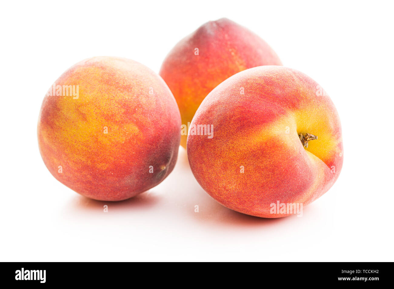 Dolce pesche frutto isolato su sfondo bianco. Foto Stock