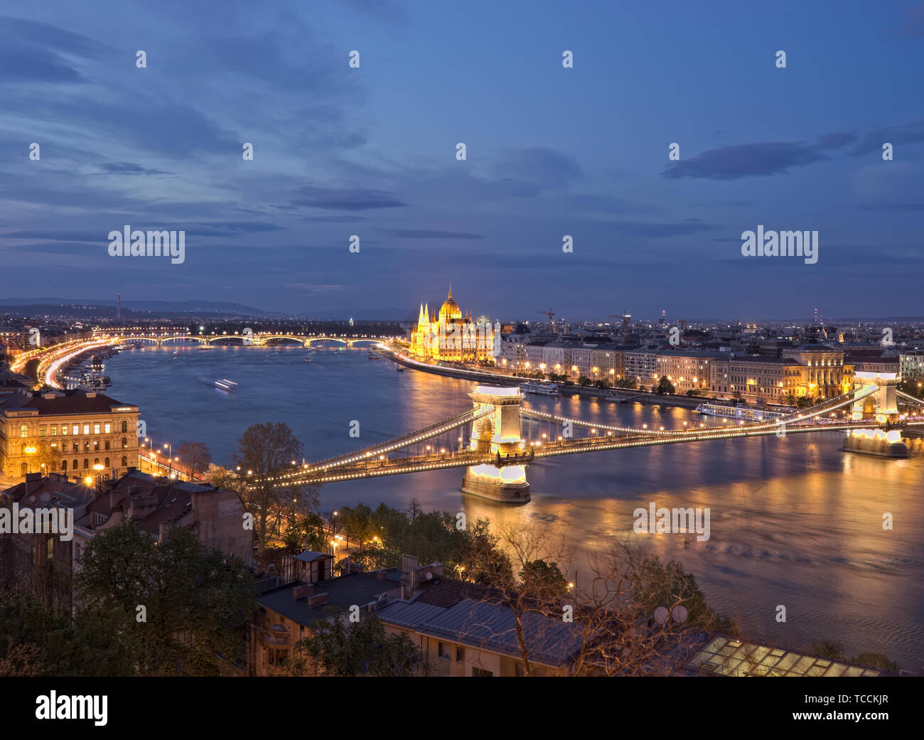 Budapest Chain Bridge e il palazzo del Parlamento illuminata di notte da luci della città con la riflessione nel fiume Danubio. Foto Stock