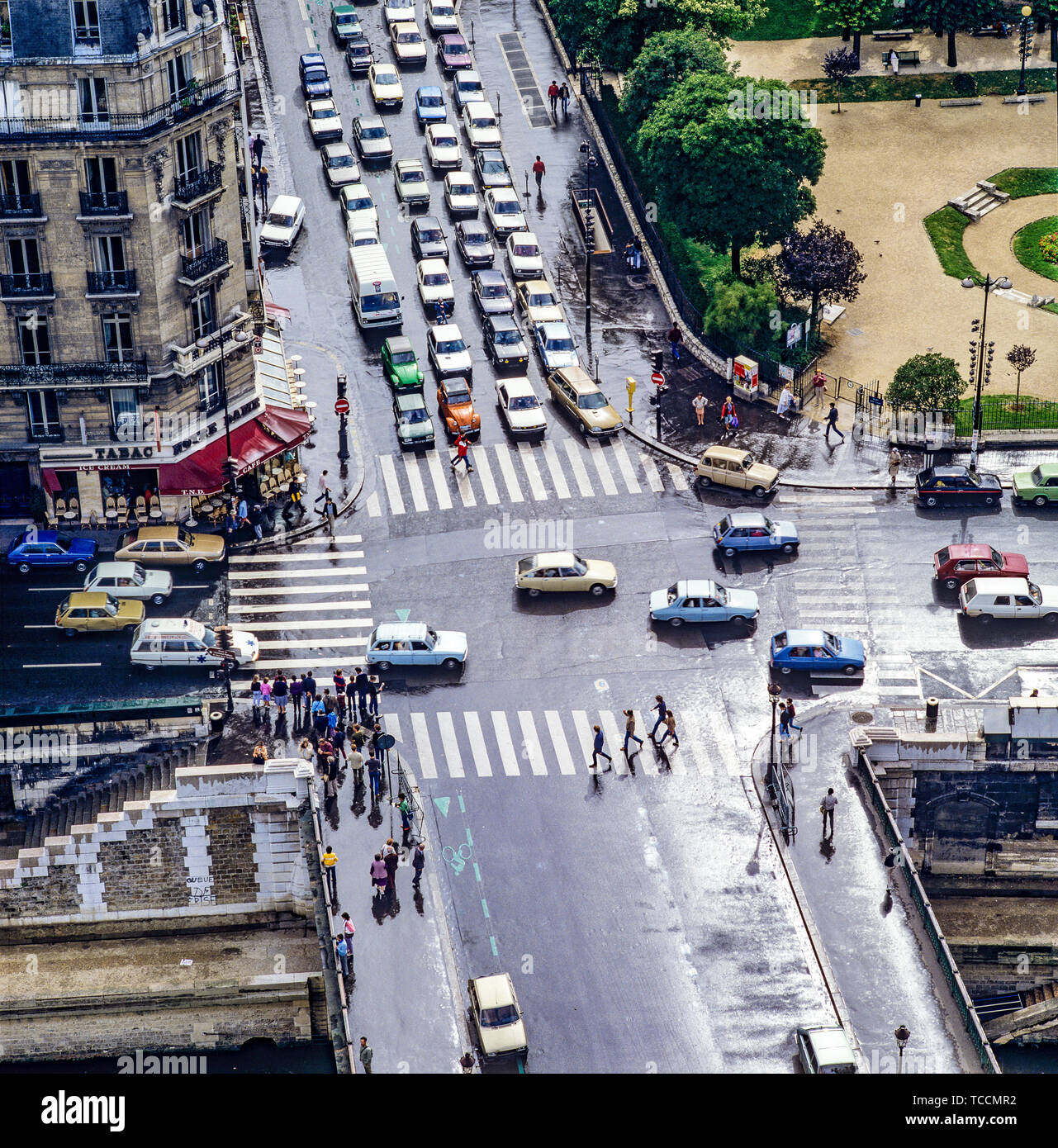 Panoramica di strade di attraversamento da Notre Dame de Paris cathedral, passaggi pedonali, traffico di automobili, Pont Au Double Bridge, Parigi, Francia, Europa Foto Stock