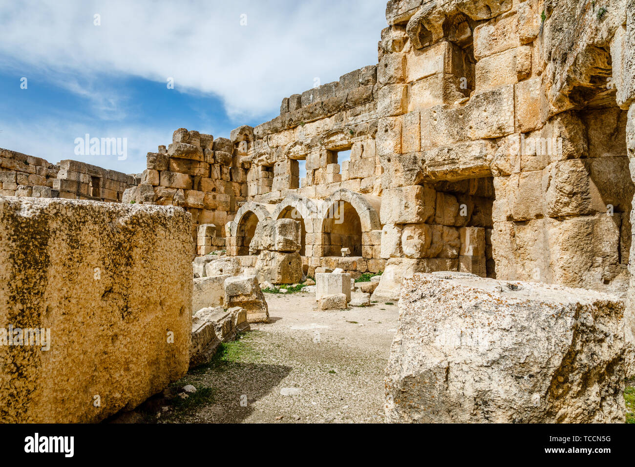 Antiche mura in rovina della Corte Hexagonale, Beqaa Valley, Baalbek, Libano Foto Stock