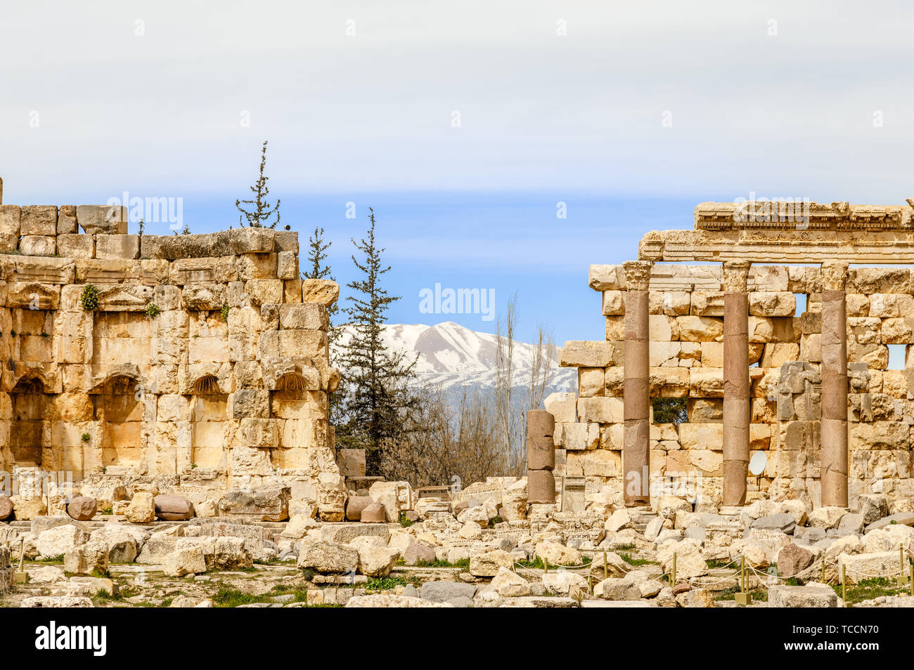 Colonne di antico tempio romano di Giove con le montagne sullo sfondo, Bekaa Valley, Baalbek, Libano Foto Stock