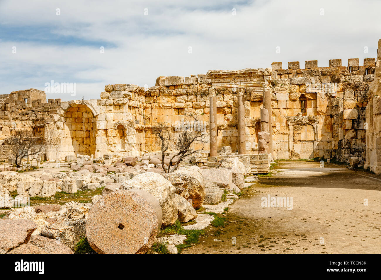 Antiche pareti in rovina di Grand Court del tempio di Giove, Beqaa Valley, Baalbeck, Libano Foto Stock
