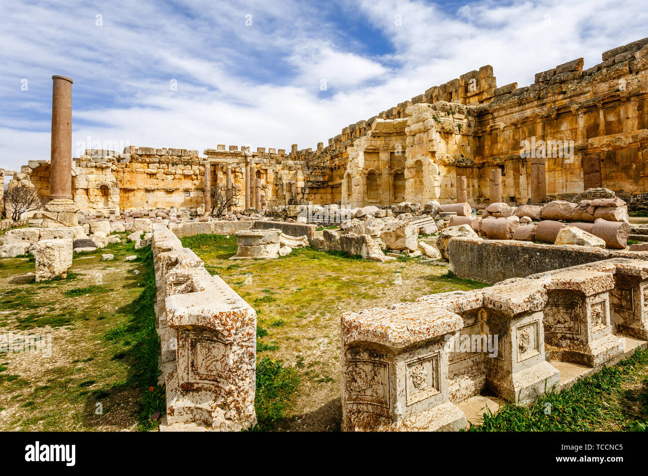 Le antiche rovine di Grand Court del tempio di Giove, Beqaa Valley, Baalbeck, Libano Foto Stock