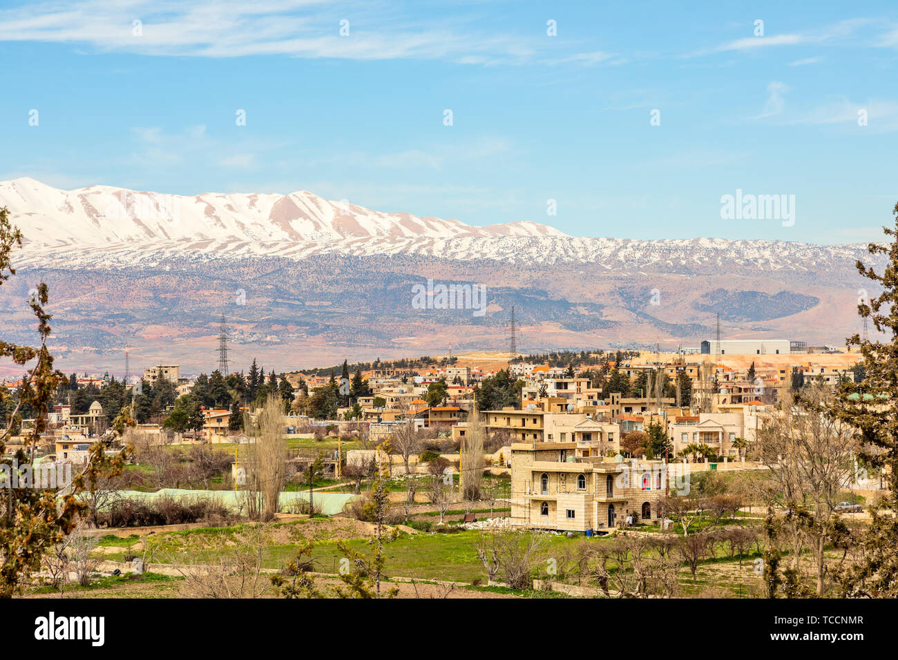 Case libanese in Valle Beqaa con cappuccio di neve montagne sullo sfondo, Baalbeck, Libano Foto Stock