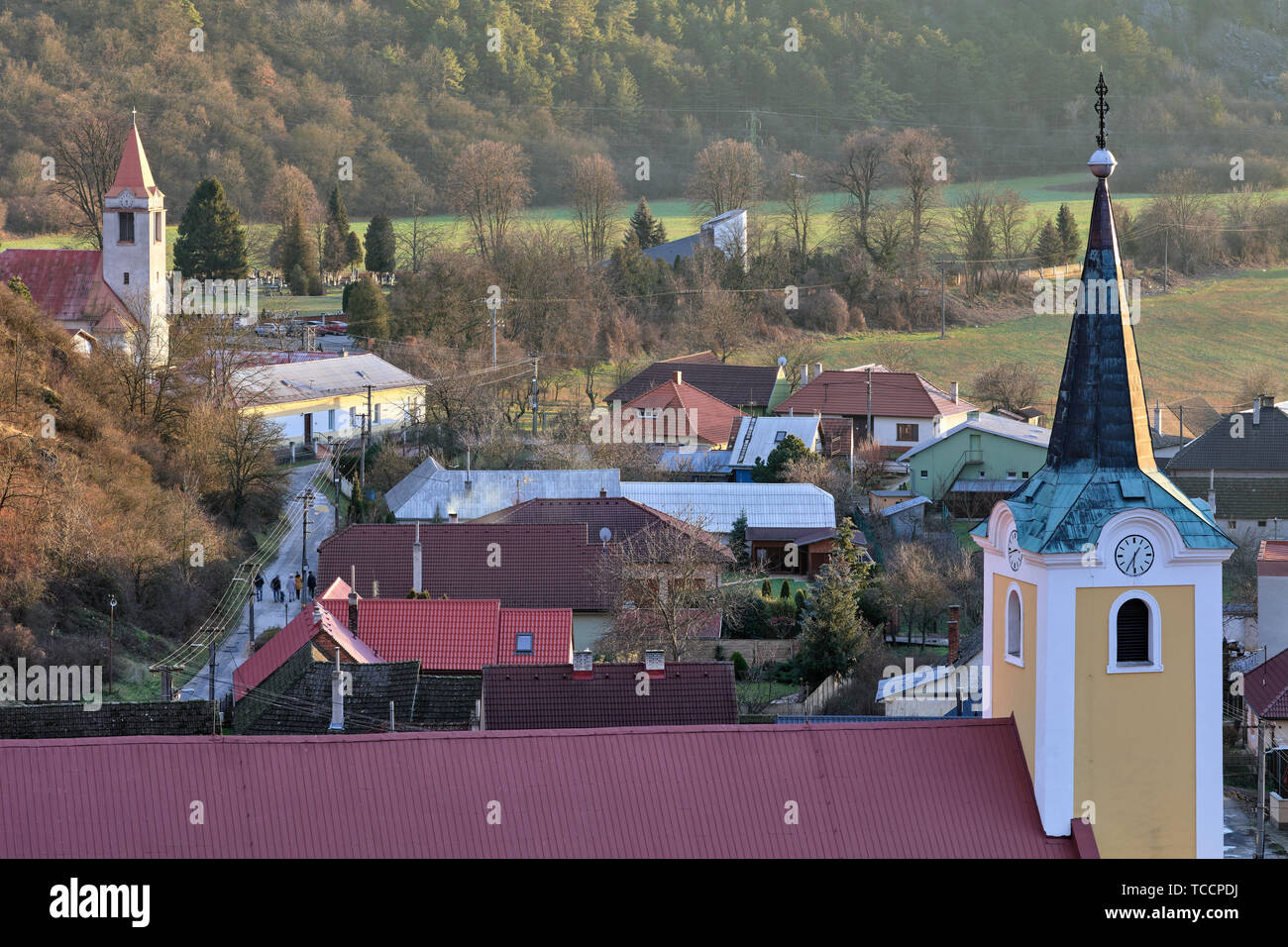 Vista dal castello di Beckov oltre due chiese di Beckov, Slovacchia Foto Stock