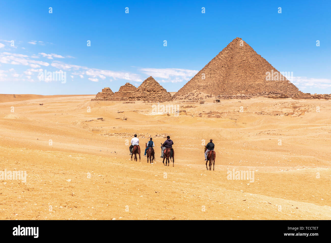 Equitazione vicino le Grandi Piramidi di Giza in Egitto Foto Stock