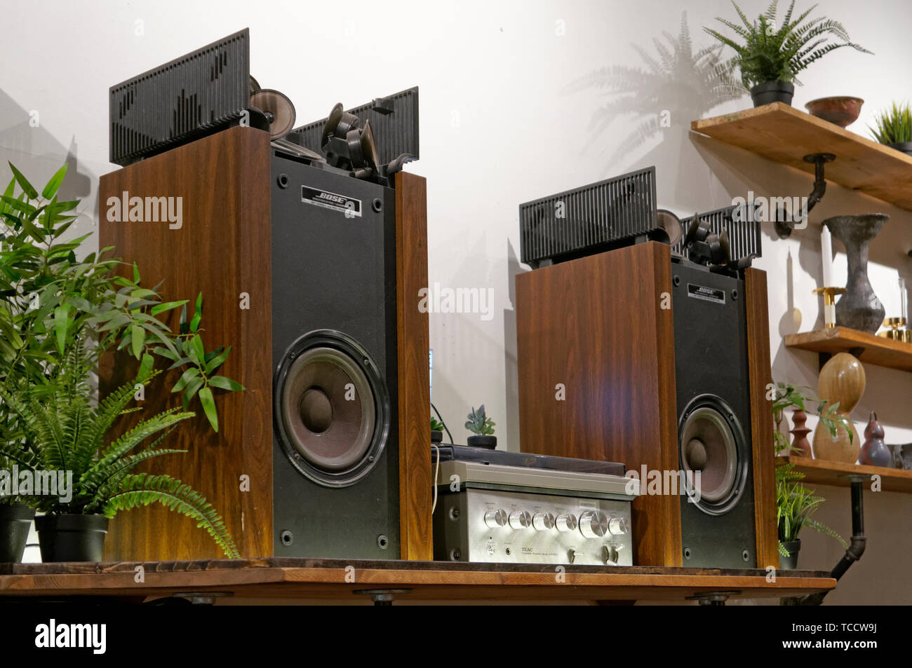 Vintage sistema stereo con un record di tavola girevole, amplificatore e altoparlanti, seduto su un ripiano Foto Stock