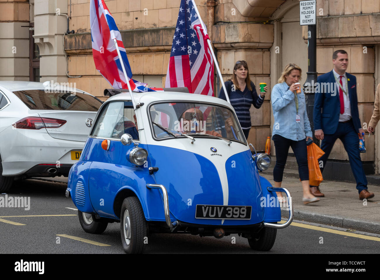Un vintage blu e bianco auto bolla battenti bandiera americana e union jack Foto Stock