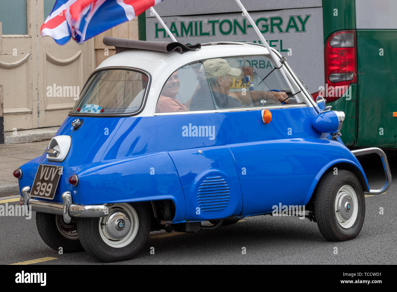 Un vintage blu e bianco auto bolla battenti bandiera americana e union jack Foto Stock