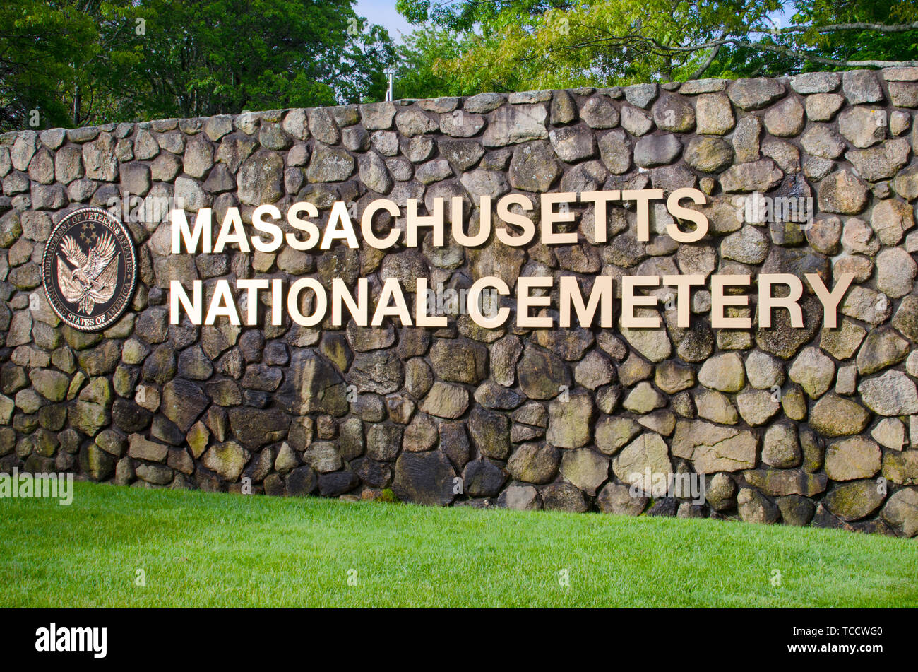 Massachusetts Cimitero Nazionale di parete di ingresso con il segno in Bourne, Cape Cod, Massachusetts, STATI UNITI D'AMERICA Foto Stock