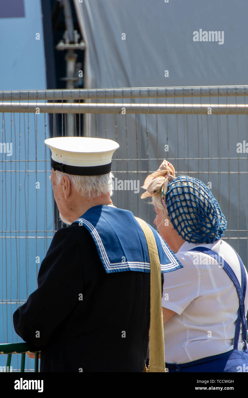 Persone vestite di vintage guerra mondiale due uniformi militari durante il D-day 75 commemorazioni in Portsmouth, persone riprese con costume Foto Stock