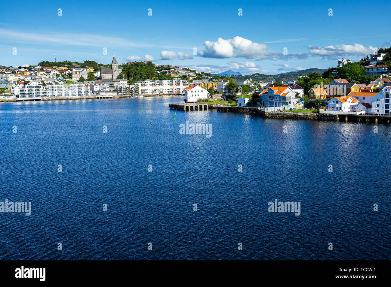 Vista di Kristiansund in una chiara giornata soleggiata con colorati Norwegian case ed edifici, More og Romsdal, Norvegia Foto Stock