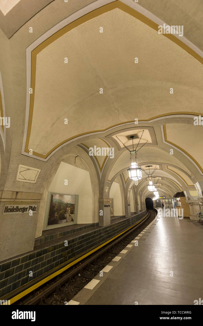 All'interno del vecchio e vuoto Heidelberger Platz della metropolitana (U-Bahn) Stazione di Berlino, Germania. Foto Stock