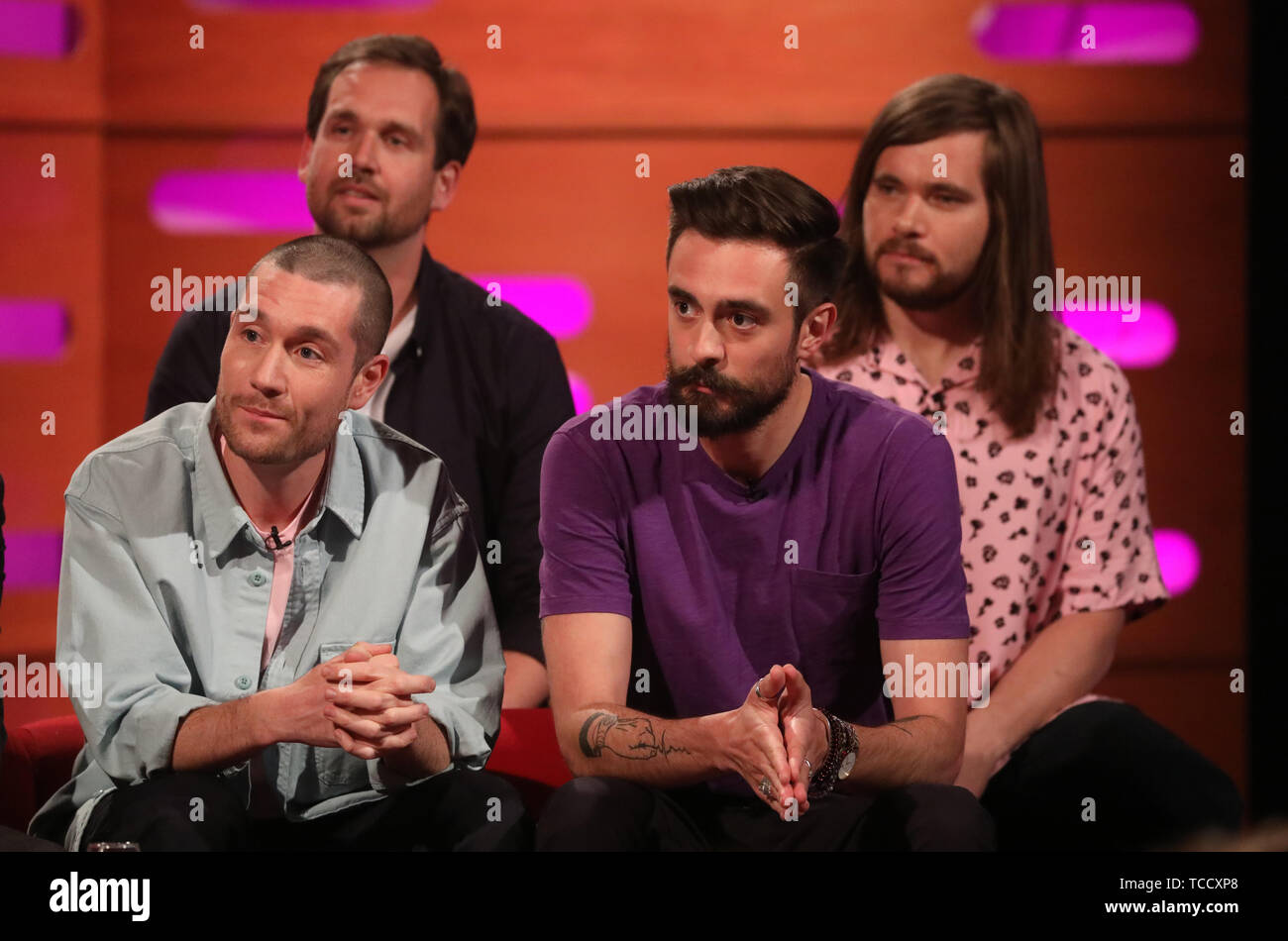 (Da sinistra a destra prima fila) Bastille membri Dan Smith, Kyle J Simmons, (bancata posteriore) Farquarson e Chris Wood durante le riprese per il Graham Norton Show alla BBC Studioworks 6 Centro Televisivo, Wood Lane, Londra, per essere messo in onda su BBC One il venerdì sera. Foto Stock