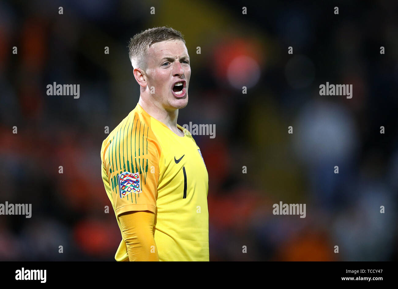 In inghilterra il portiere Giordania Pickford incarica i suoi giocatori durante le Nazioni League Semi finale a Estadio D. Alfonso Henriques, Guimaraes. Foto Stock