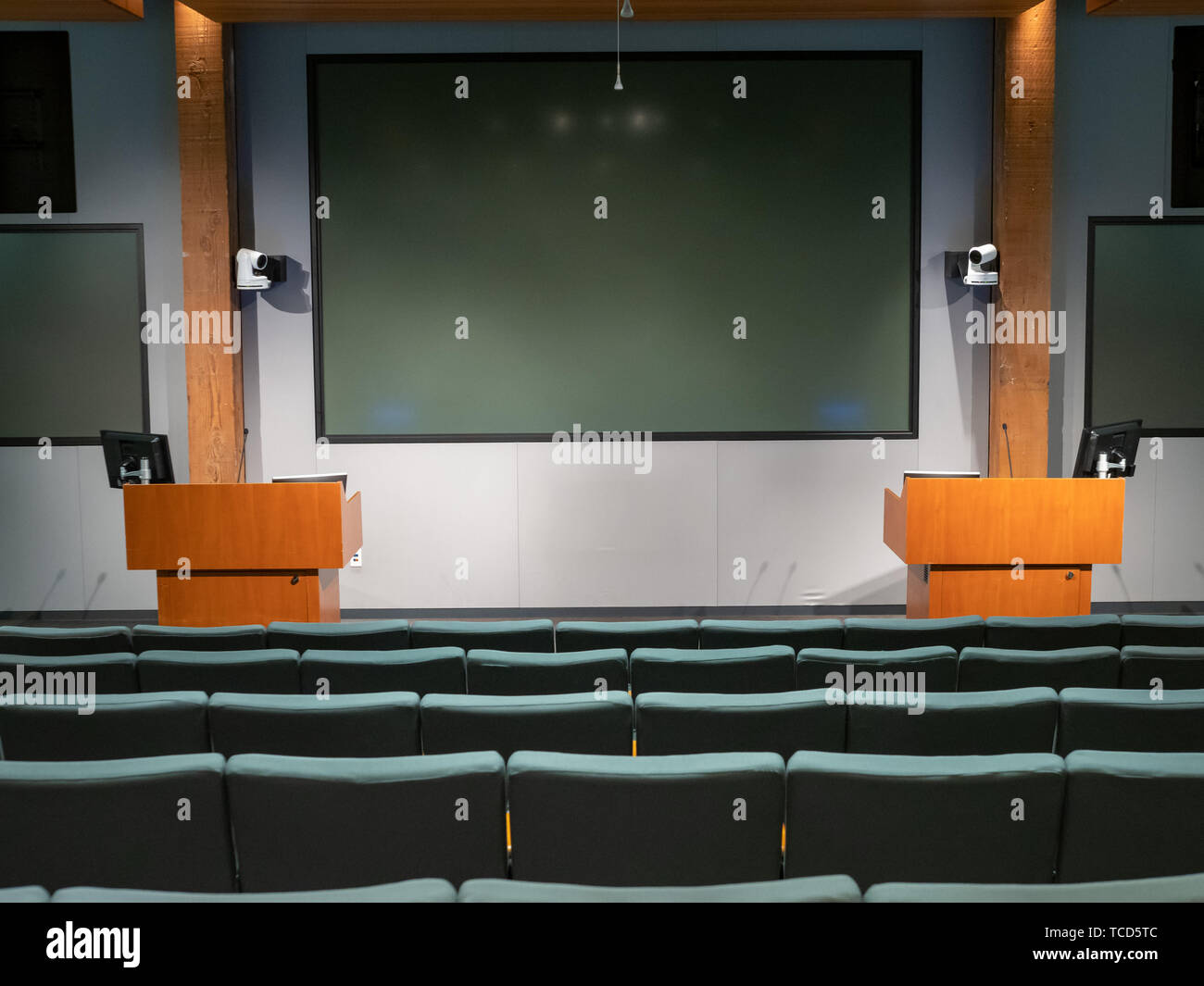 Fiocamente illuminate office auditorium con doppia podi e multi visualizzati dal proiettore Foto Stock