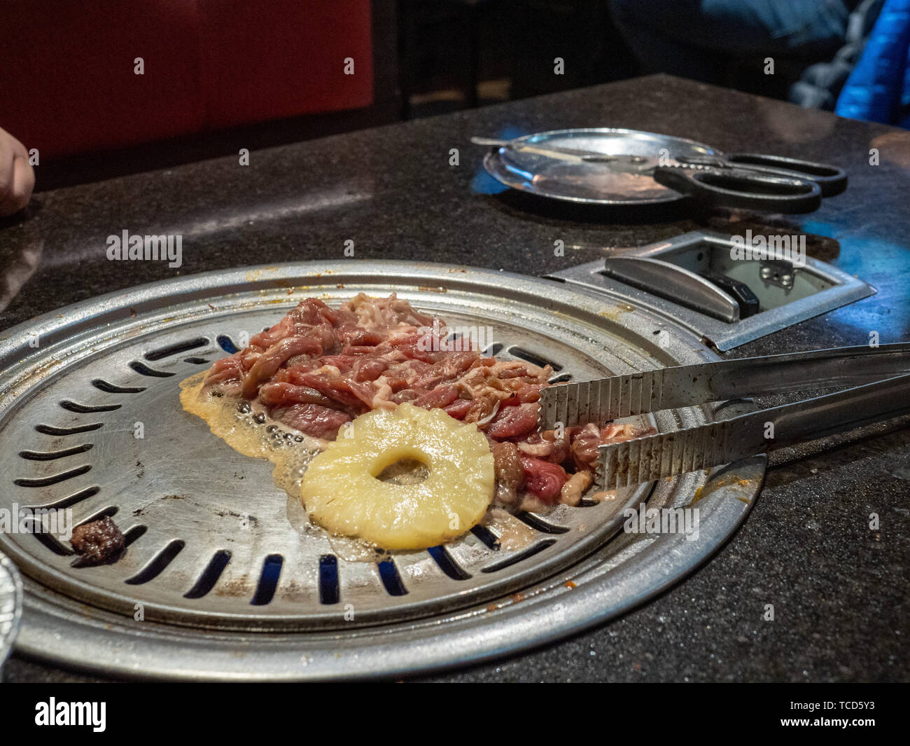 Carni bovine bulgogi barbeque Coreano con ananas in dark smokey ristorante Foto Stock