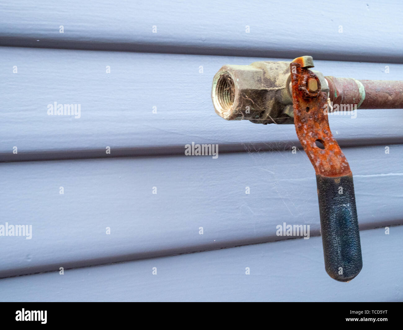 Rusty manico in corrispondenza della estremità di un tubo aperto coperta di ragnatele al di fuori Foto Stock
