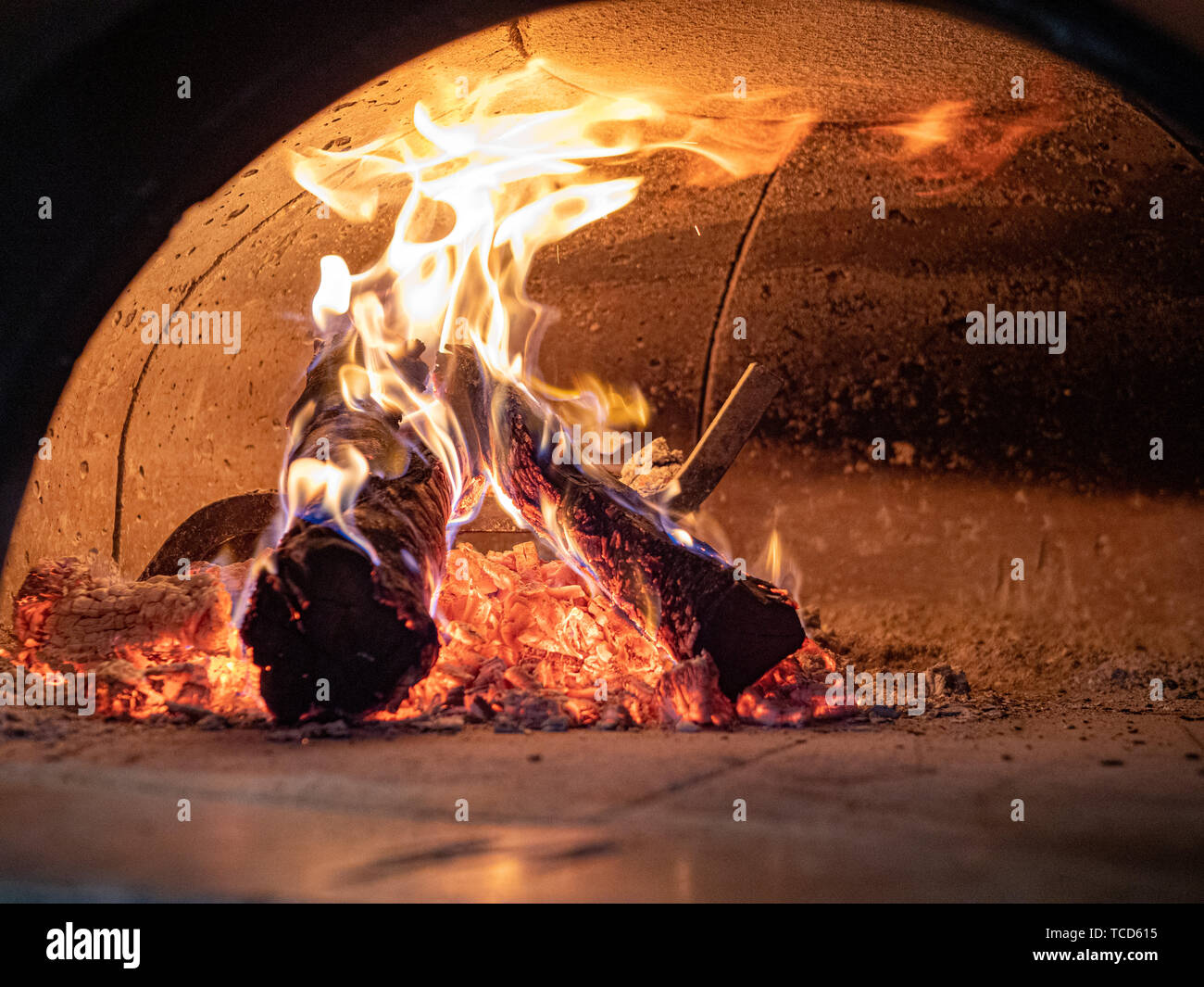 Le fiamme, registri, ceneri, braci dentro la combustione del legno forno a pizza Foto Stock