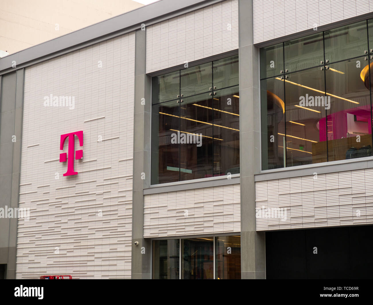 T-Mobile logo sul flagship store nel centro cittadino di San Francisco Foto Stock