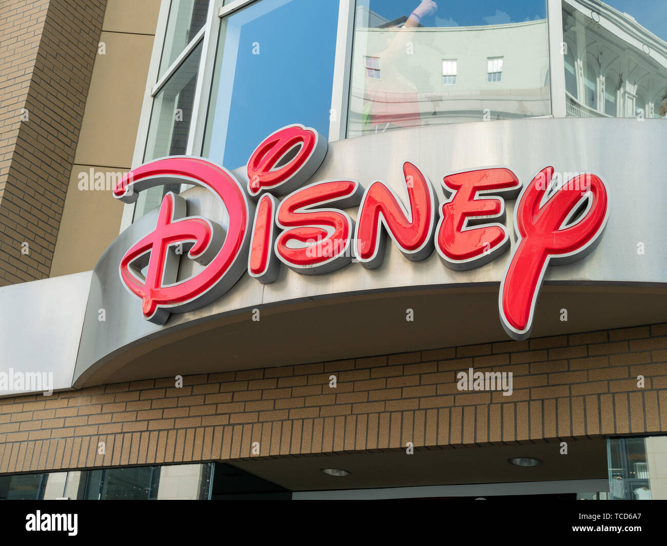 Il logo Disney sull ingresso del Disney store nel centro cittadino di San Francisco Foto Stock