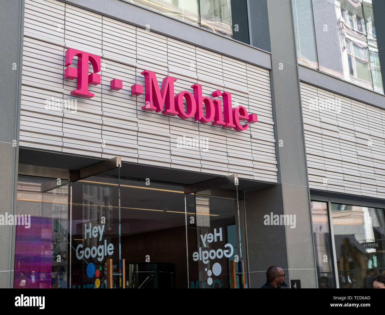 Ingresso del flagship T-Mobile store nel centro cittadino di San Francisco Foto Stock