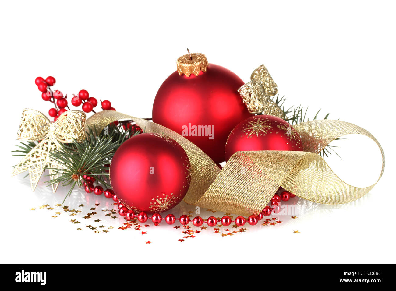 Pallina di natale e albero verde su sfondo bianco Foto Stock