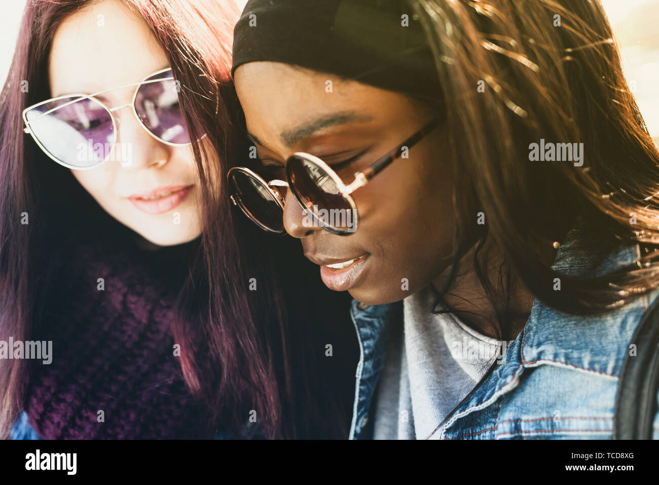 Ritratto di due amiche felice, multirazziale paio di soggetti di razza caucasica e di etnia africana. Foto Stock