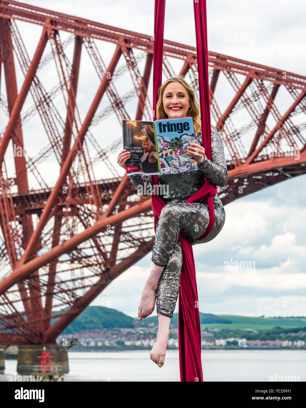 Antenna, artista Blaise Donald esegue dall'iconico Ponte di Forth Rail lanciando Edinburgh Festival Fringe programma, South Queensferry, Scotland, Regno Unito Foto Stock