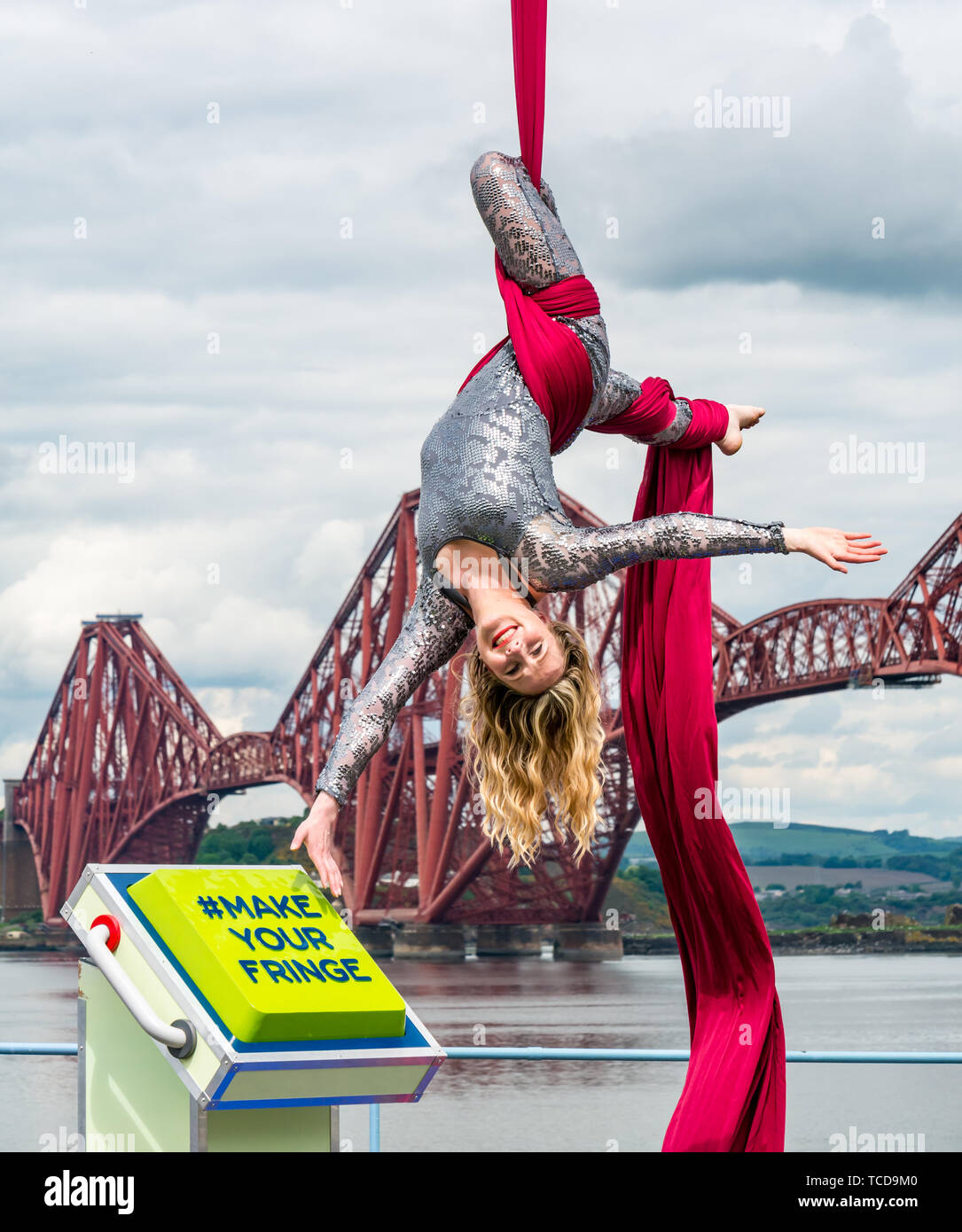 Antenna artista Blaise Donald lancia Edinburgh Festival Fringe programma & Fringe hashtag #MakeYourFringe a iconico Ponte di Forth Rail, Scotland, Regno Unito Foto Stock