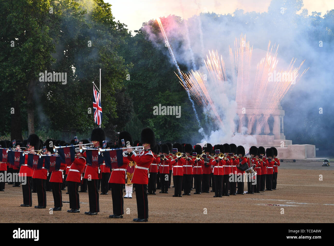 Membri della ammassato bande della divisione domestico marzo durante la battitura annuale cerimonia di ritiro, che offre più di 750 soldati, sulla sfilata delle Guardie a Cavallo, Londra. Foto Stock