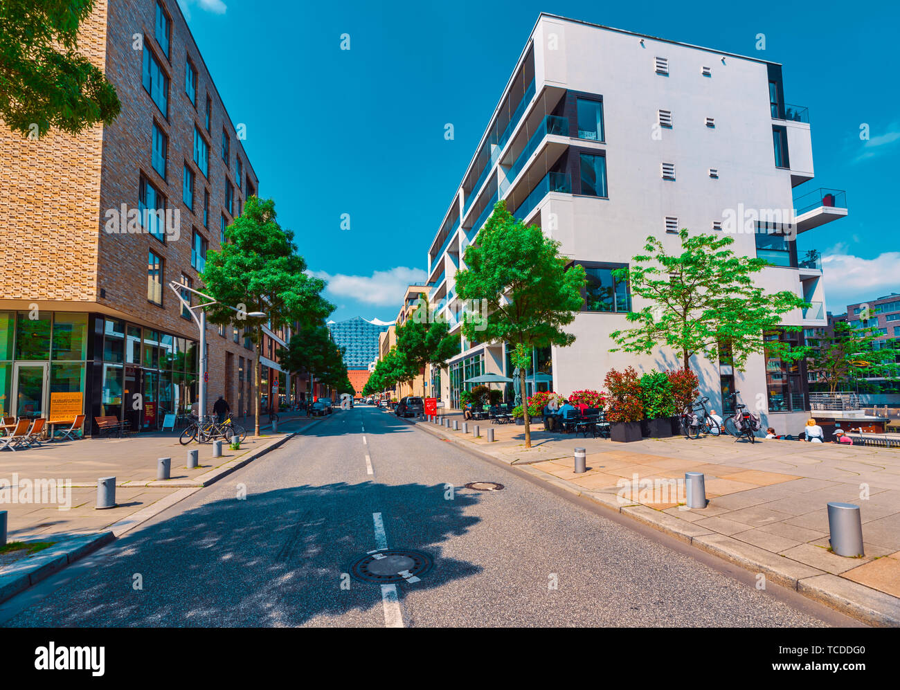 Amburgo, Germania - 01 Giugno 2019: il famoso Elbphilharmony costruisce alla fine di una strada con la moderna architettura degli edifici Foto Stock