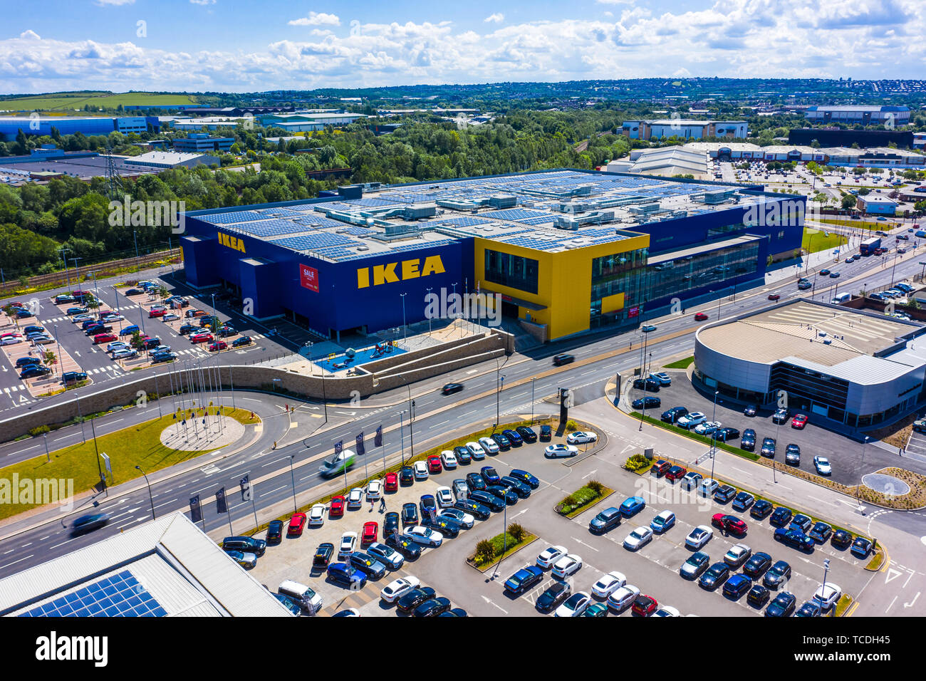 SHEFFIELD, Regno Unito - 6 GIUGNO 2019: Antenna shot del nuovo grande negozio Ikea costruito alla periferia di Sheffield Foto Stock