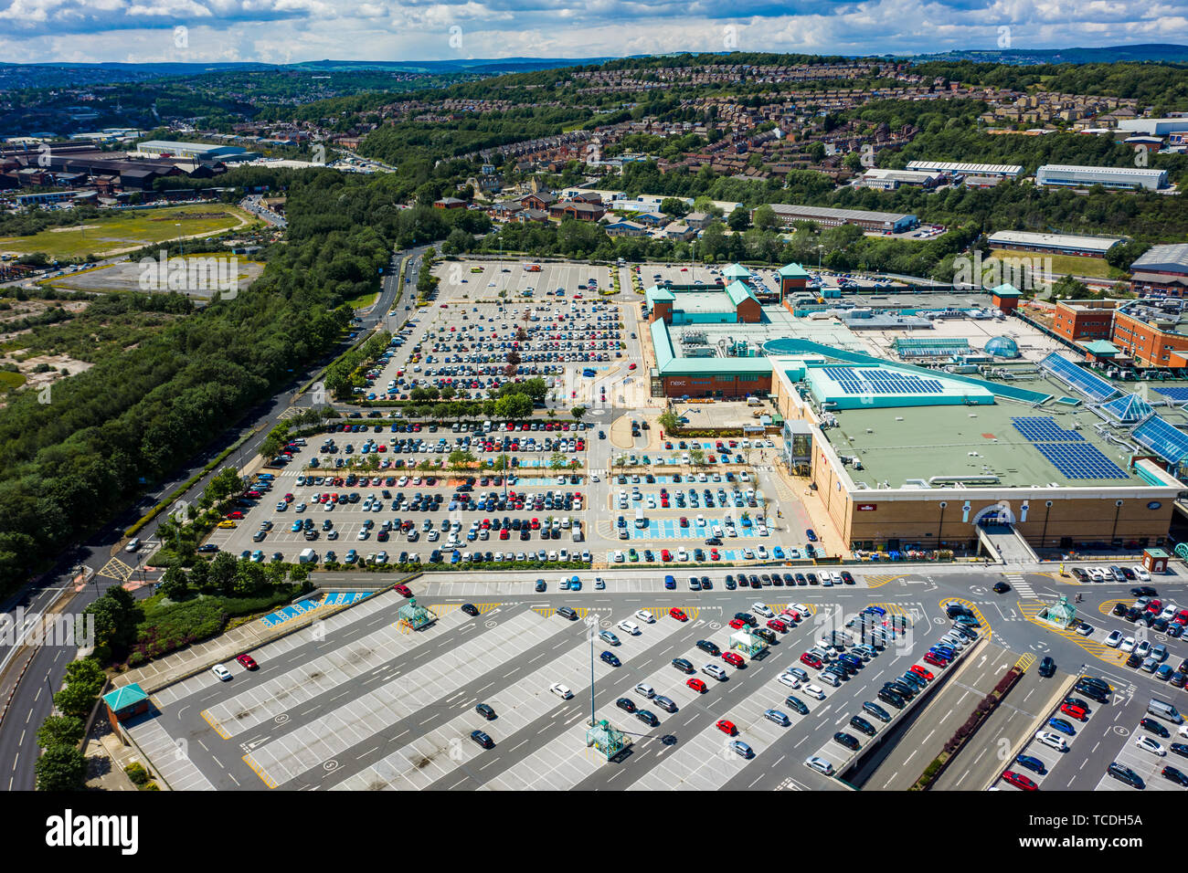 Immagine aerea di Meadowhall, uno dei più grandi centri commerciali nel Regno Unito. Adottate nel giugno 2019 durante una calda giornata quando il parcheggio è quasi piena. Foto Stock