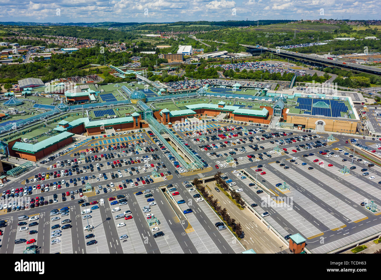 Immagine aerea di Meadowhall, uno dei più grandi centri commerciali nel Regno Unito. Adottate nel giugno 2019 durante una calda giornata quando il parcheggio è quasi piena. Foto Stock