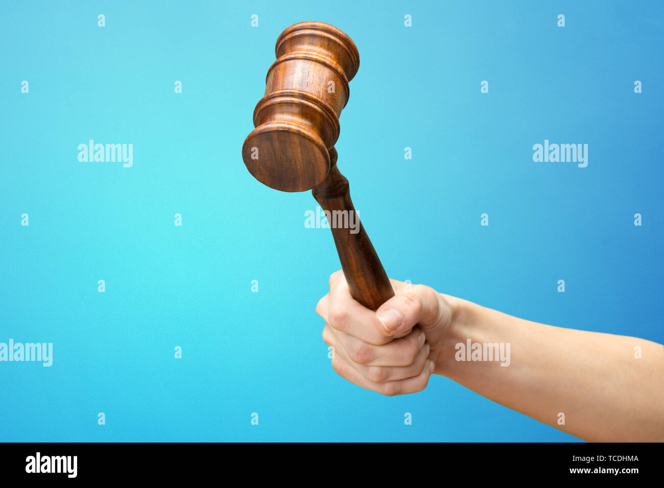 Someones mano azienda diritto in legno martello Foto Stock