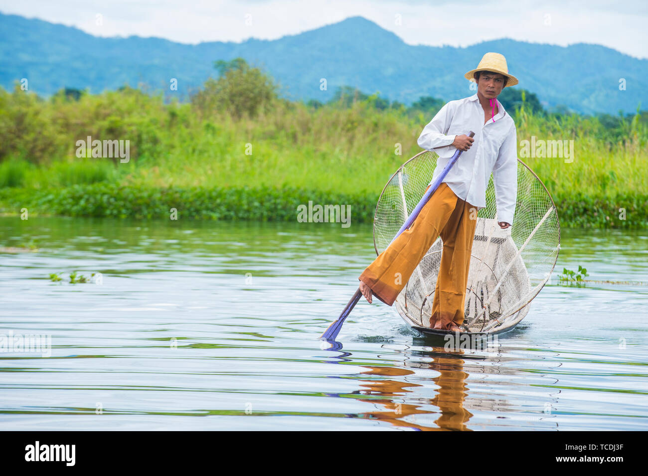 Pescatore birmano al Lago Inle Myanmar Foto Stock