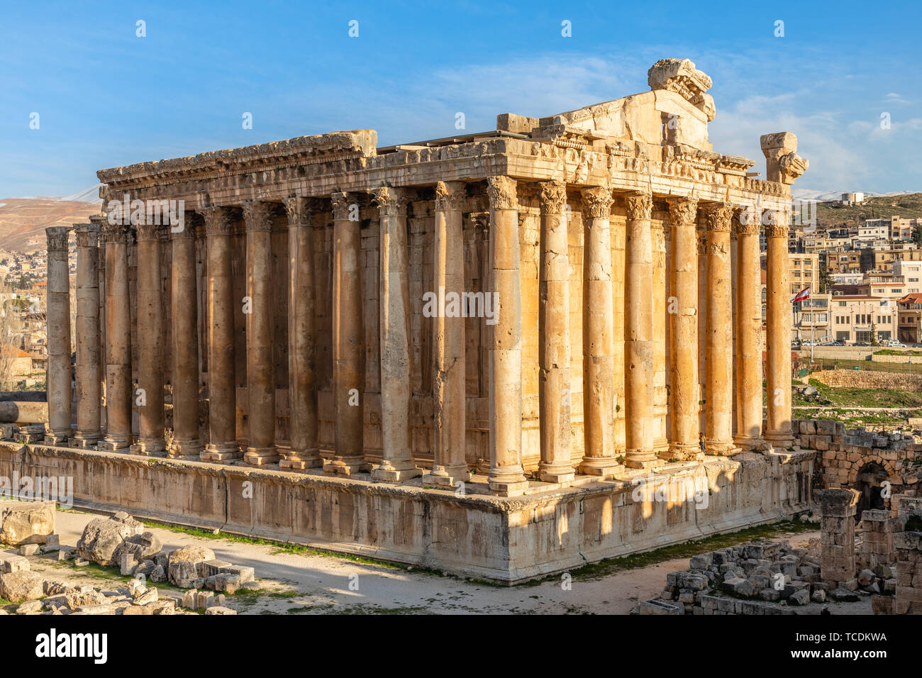 Colonne di antico tempio romano di Bacco con rovine circostanti e cielo blu in background, Bekaa Valley, Baalbek, Libano Foto Stock